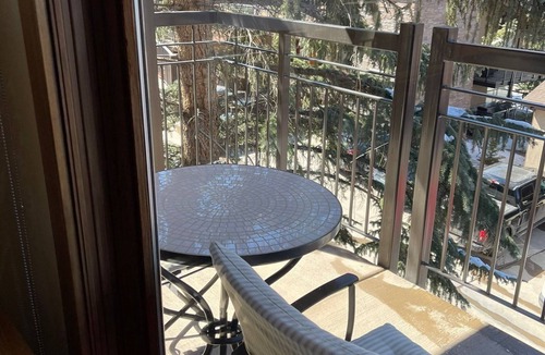 Snowmass Village Condo | Cozy 1-bedroom condo ski in/out in a beautiful in Snowmass Village.