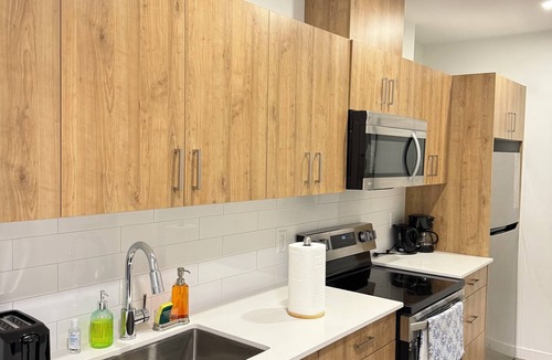 Downtown Edmonton Apartment | Cozy 1 Bedroom near Rogers Place Heart of Downtown