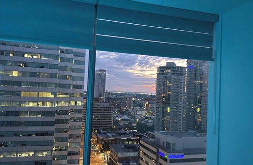 Downtown Edmonton Apartment | Cozy 1 Bedroom near Rogers Place Heart of Downtown