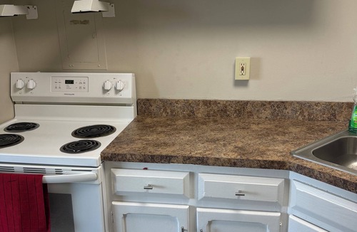 Mayfield Heights Apartment | Cozy 1 bedroom in a 2 bedroom apartment in charming Mayfield Heights.