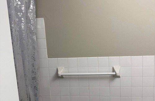 Mayfield Heights Apartment | Cozy 1 bedroom in a 2 bedroom apartment in charming Mayfield Heights.