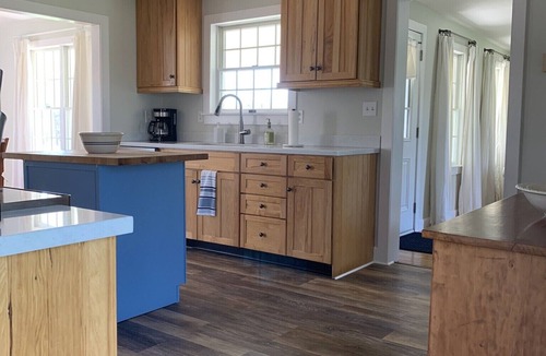 Madison House | Cozy 1814 farmhouse minutes to wineries, parks, golf and Lake Erie.
