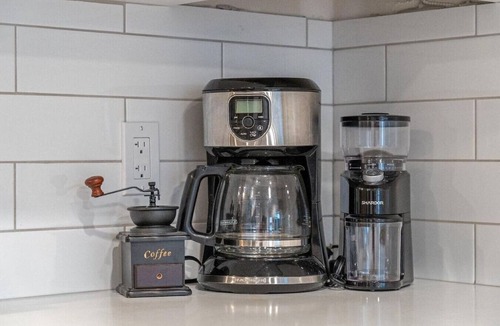 Southwest Calgary Apartment | Cozy 1Br, Pet-Friendly Suite Near Marda Loop