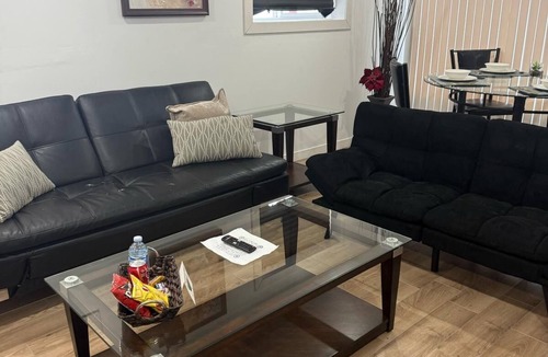 Cochrane House | Cozy 1BR Suite King Bed + 2 Sofa Beds Private Entrance Cochrane, AB
