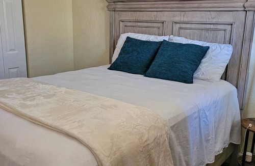 Garden Isles Apartment | Cozy 2 bedroom close to beach and highway