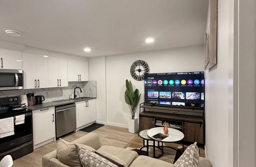 Southwest Edmonton House | Cozy 2 Bedroom Suite Close to Amenities