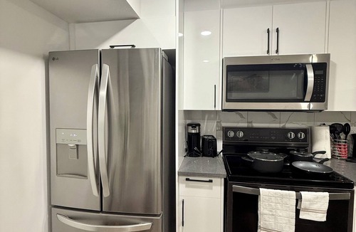 Southwest Edmonton House | Cozy 2 Bedroom Suite Close to Amenities