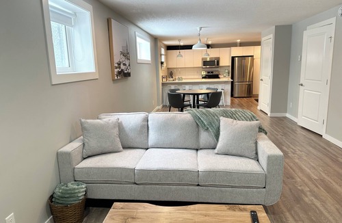 Lethbridge House | Cozy 2 Bedroom Suite Near Hiking and Parks!