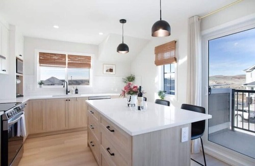 Airdrie Apartment | Cozy 2BR Carriage House with Waterfront Views