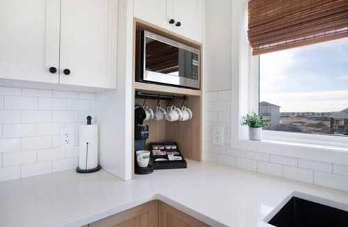 Airdrie Apartment | Cozy 2BR Carriage House with Waterfront Views