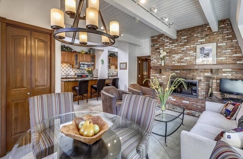 Aspen Condo | Cozy 2BR Condo w/Mountain Views & Hot Tub