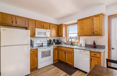 Homerville House | Cozy 2BR Condo w Private Patio - Vintage Charm