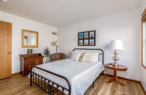 Homerville House | Cozy 2BR Condo w Private Patio - Vintage Charm