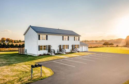 Homerville House | Cozy 2BR Condo w Private Patio - Vintage Charm