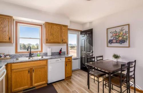 Homerville House | Cozy 2BR Condo w Private Patio - Vintage Charm
