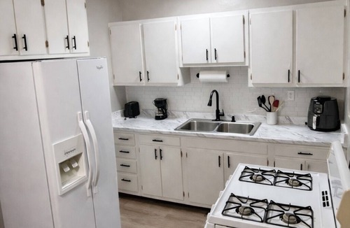 Seminole Manor House | Cozy 2BR Home in Lake Worth - Near Beach - Downtown - Full Kitchen - Outdoor BBQ