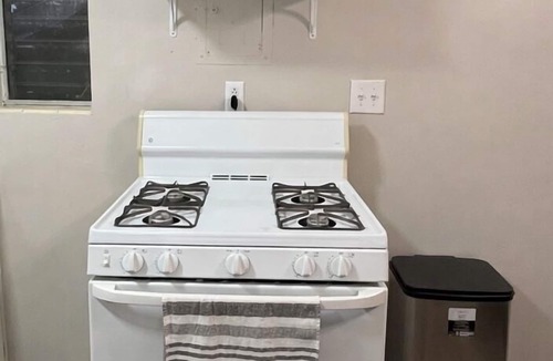 Seminole Manor House | Cozy 2BR Home in Lake Worth - Near Beach - Downtown - Full Kitchen - Outdoor BBQ
