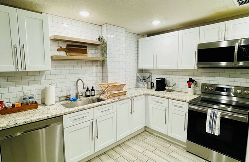 Twin Lakes House | Cozy 2BR Retreat - Modern Stay Basement