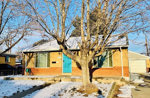 Twin Lakes House | Cozy 2BR Retreat - Modern Stay Basement