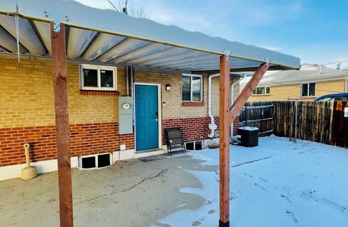 Twin Lakes House | Cozy 2BR Retreat - Modern Stay Basement