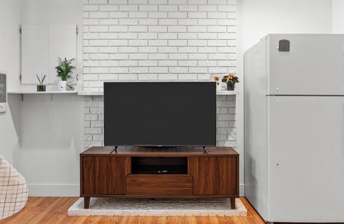Surrey House | Cozy 2BR Suite Near White Rock Beach