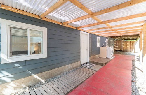 Surrey House | Cozy 2BR Suite Near White Rock Beach