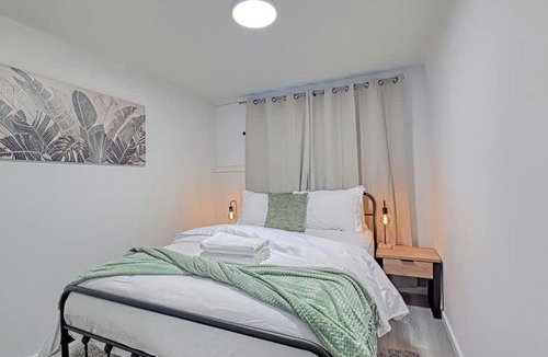 Radisson Heights - Albert Park House | Cozy 2BR Suite Near Zoo & downtown Walk to C-Train