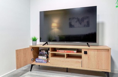 Radisson Heights - Albert Park House | Cozy 2BR Suite Near Zoo & downtown Walk to C-Train