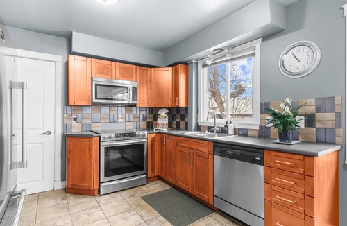 Edmonton Apartment | Cozy 2BR Unit By University of Alberta, Hospital, Whyte Ave, River Valley