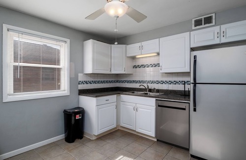 Rocky River Apartment | Cozy 2BR Upstairs Unit Near Cleveland Clinic & I-90