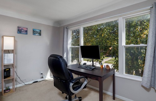 Rocky River Apartment | Cozy 2BR Upstairs Unit Near Cleveland Clinic & I-90