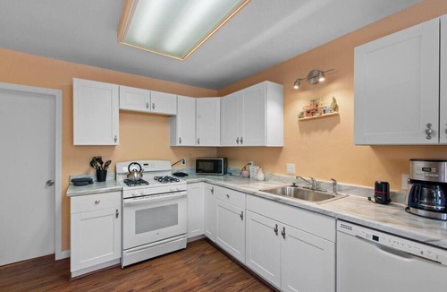 West Bluff House | Cozy 3BR Casita Near Freeways w/Gated Parking