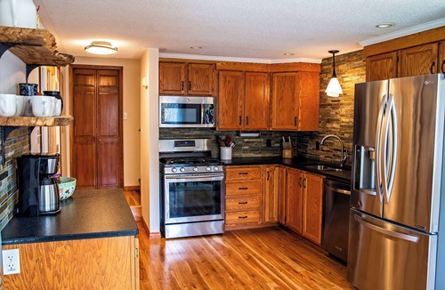 Warren House | Cozy 3BR Mountain home near Sugarbush, beside the original Lawson's Brewery
