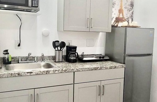 West Park Apartment | Cozy and Comfy Emerald Studio!