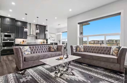 Calgary House | Cozy and Inviting home, whole house to your self to stay with 2 free parkings.
