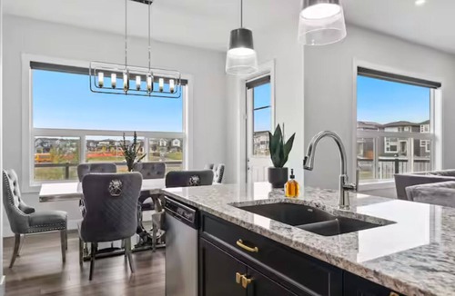 Calgary House | Cozy and Inviting home, whole house to your self to stay with 2 free parkings.