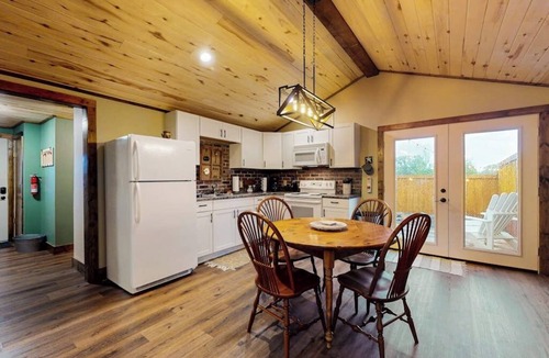 Del Norte Apartment | Cozy apartment with full kitchen, patio, grill & convenient location