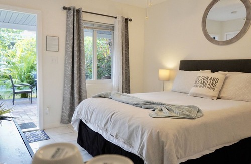 East Fort Lauderdale Hotel | Cozy Beach Room/Self Check In-Out/One Step from the Ocean!