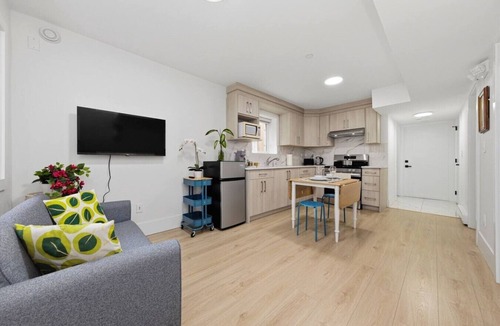 White Rock Apartment | Cozy Beachside 2-Bedroom Retreat near Pier