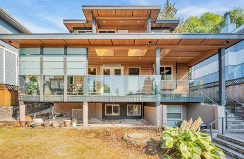 Hollyburn House | Cozy Bedroom Near Beach, Stanley Park, Cypress Mountain, Downtown Vancouver