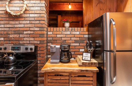 North Conway Cabin | Cozy Cabin Couture, hottub, dogs