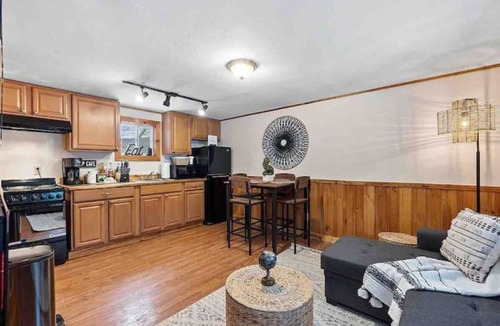 Thornton Cabin | Cozy Cabin W/private HOTTUB & Pet Friendly near Loon MTn, Waterville & Owls Nest