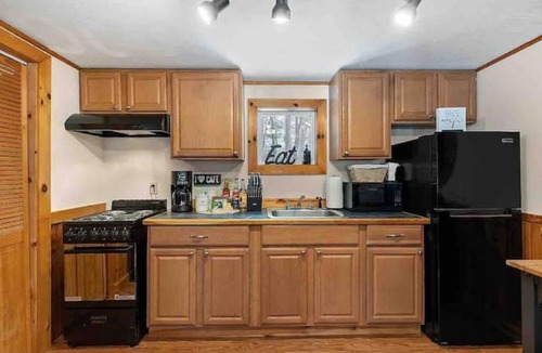 Thornton Cabin | Cozy Cabin W/private HOTTUB & Pet Friendly near Loon MTn, Waterville & Owls Nest