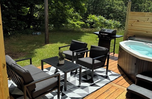 Thornton Cabin | Cozy Cabin W/private HOTTUB & Pet Friendly near Loon MTn, Waterville & Owls Nest