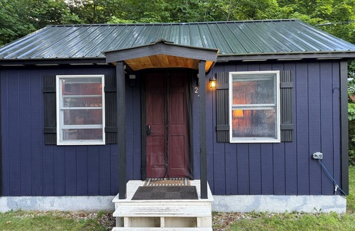 Bartlett Cabin | Cozy Cabin with AC, WiFi, Fireplace, Hot Tub