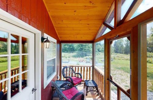 East Sullivan House | Cozy Cabin with Ocean and Mountain Views, Free Internet