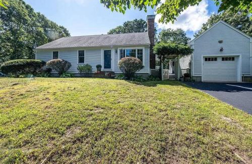 West Barnstable House | Cozy Cape Classic-Central AC&Near Bay Beaches