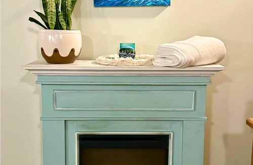 Colwood House | Cozy Cave Retreat. Pet Friendly.