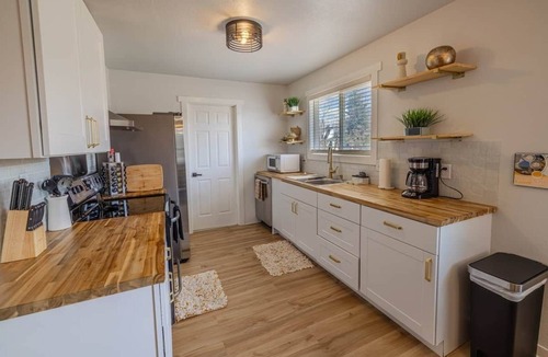 Casper Apartment | Cozy Central Forest Retreat
