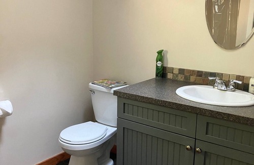 Shawnigan Lake Cottage | Cozy Cobble Hill cottage-one bedroom detached private suite.